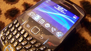 First Live Shot of BlackBerry Gemini With Optical Mouse